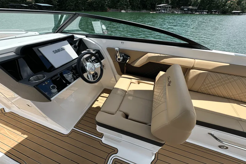 Slide: The Image of Sea Ray SDX 290 2026 - 28