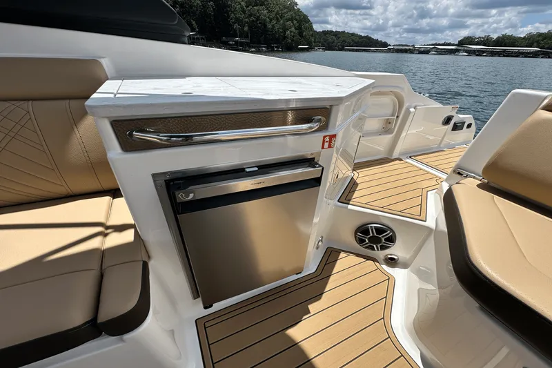Slide: The Image of Sea Ray SDX 290 2026 - 33