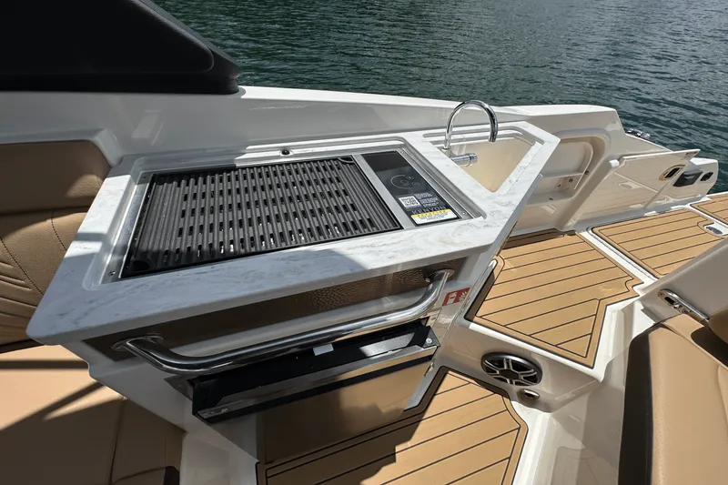 Slide: The Image of Sea Ray SDX 290 2026 - 34