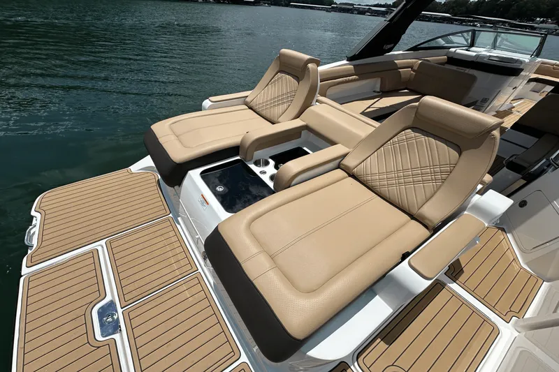 Slide: The Image of Sea Ray SDX 290 2026 - 37