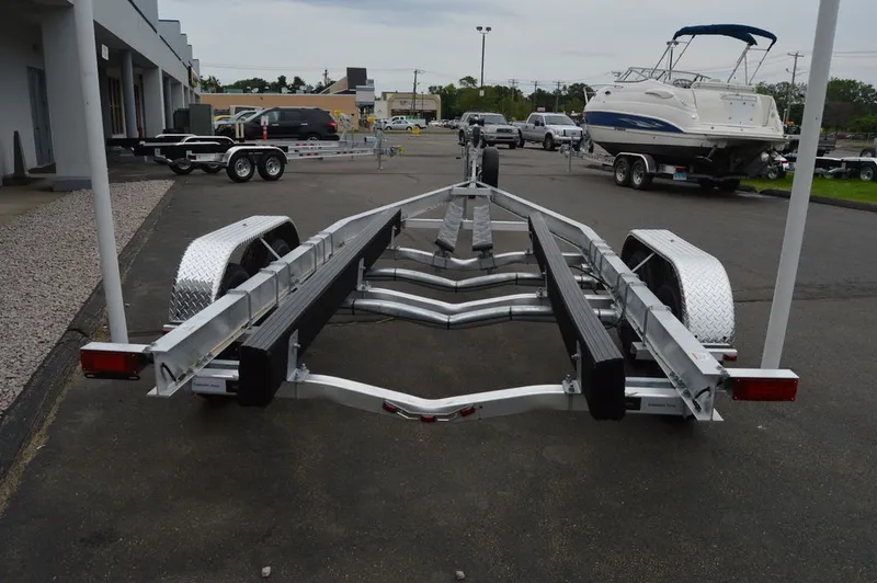 Slide: The Image of Venture Trailers Aluminum Tandem Axle Commander Series COM-8100 2026 - 15