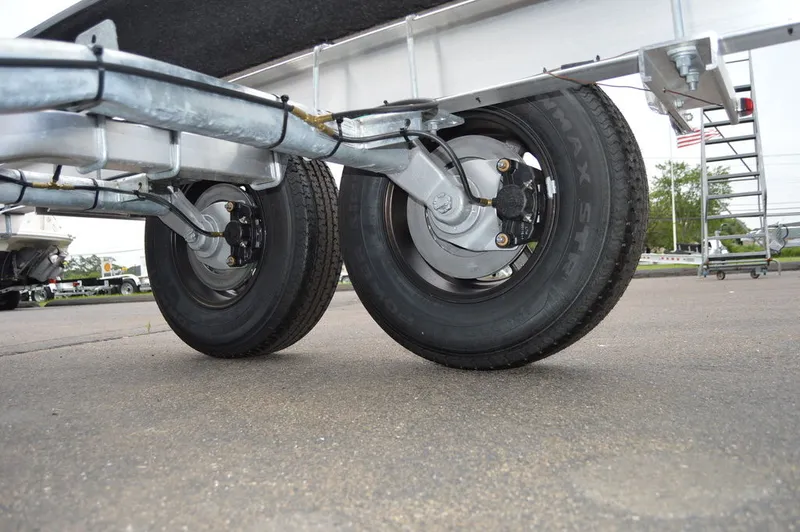 Slide: The Image of Venture Trailers Aluminum Tandem Axle Commander Series COM-8100 2026 - 17
