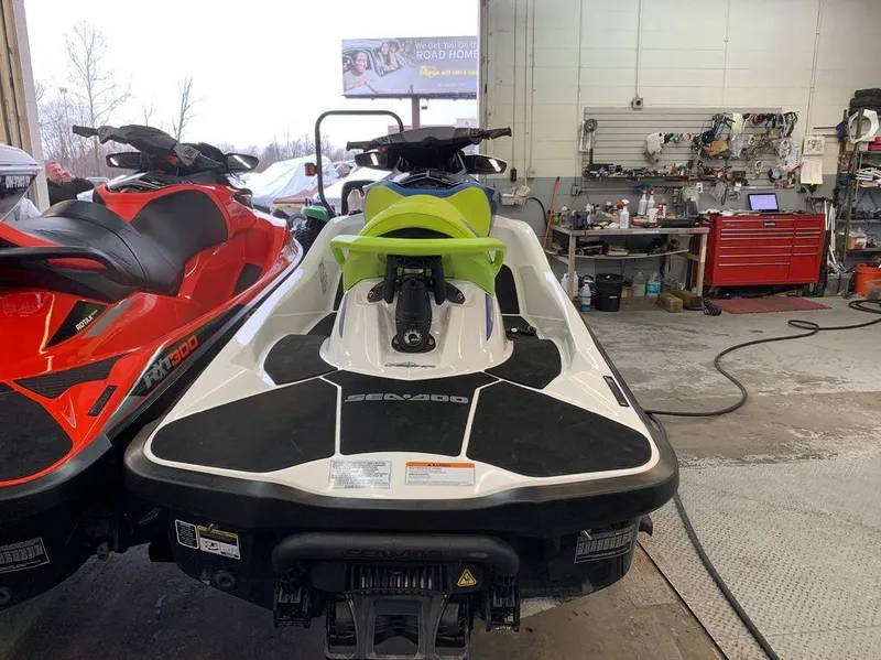 Slide: The Image of Sea-Doo Wake 230 Pro 2017 - 4