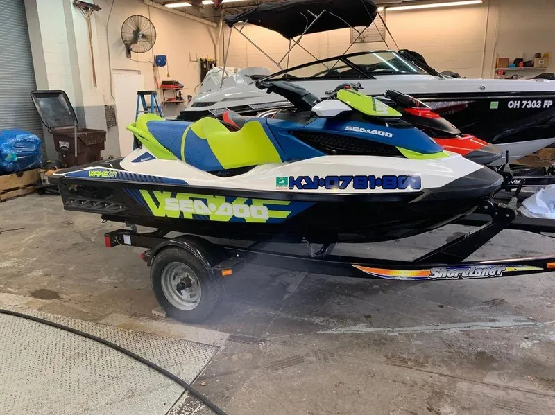 Slide: The Image of Sea-Doo Wake 230 Pro 2017 - 6