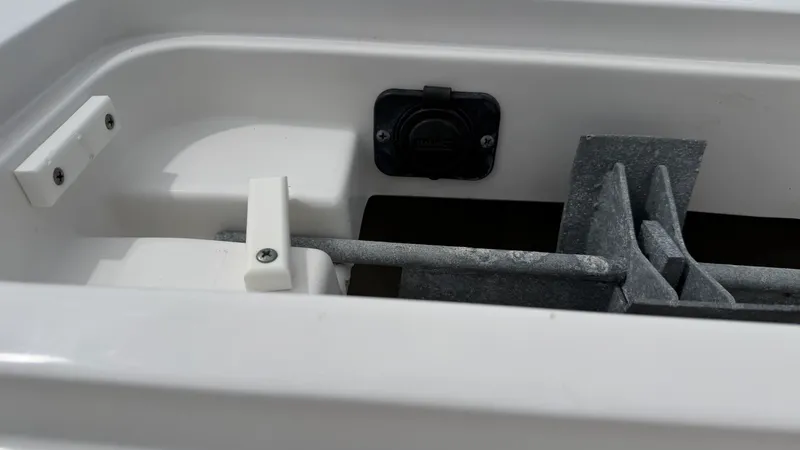 Slide: The Image of Sea Hunt ULTRA 239 SE 2022 - 33