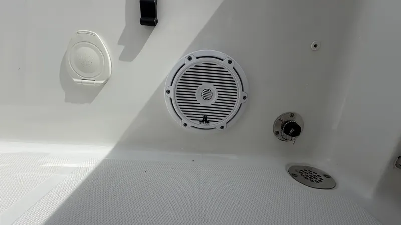 Slide: The Image of Sea Hunt ULTRA 239 SE 2022 - 35