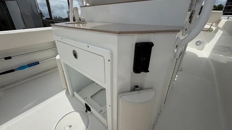 Slide: The Image of Sea Hunt ULTRA 239 SE 2022 - 36