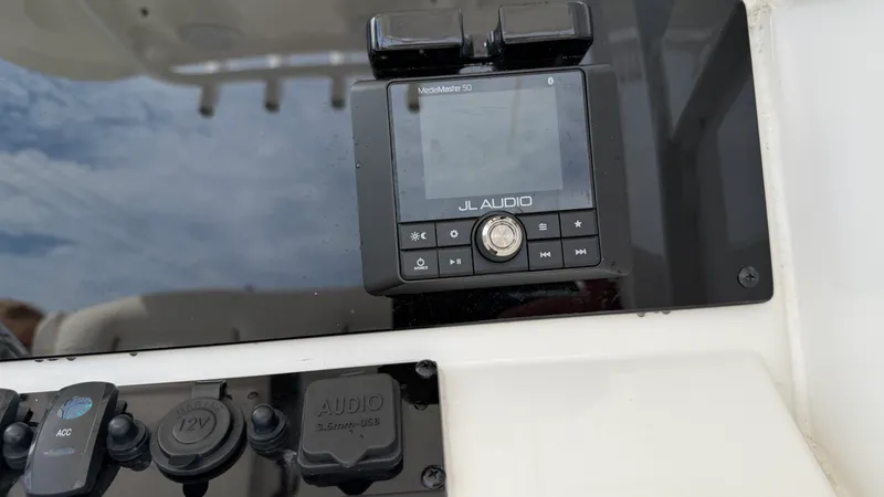 Slide: The Image of Sea Hunt ULTRA 239 SE 2022 - 46