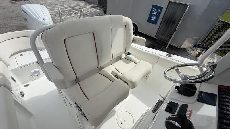 Slide: The Image of Sea Hunt ULTRA 239 SE 2022 - 68