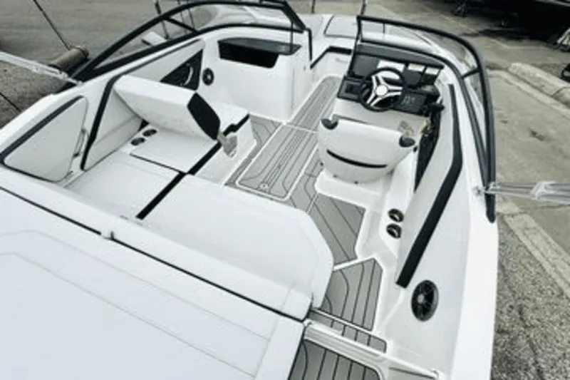 Slide: The Image of Sea Ray 19 SPX 2024 - 3