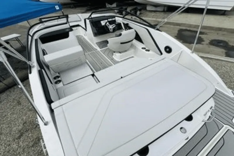 Slide: The Image of Sea Ray 19 SPX 2024 - 6