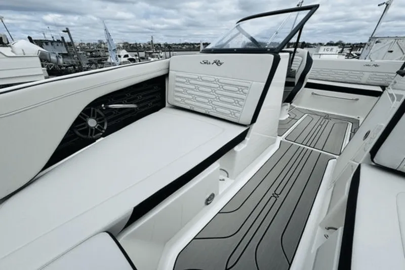 Slide: The Image of Sea Ray 19 SPX 2024 - 8