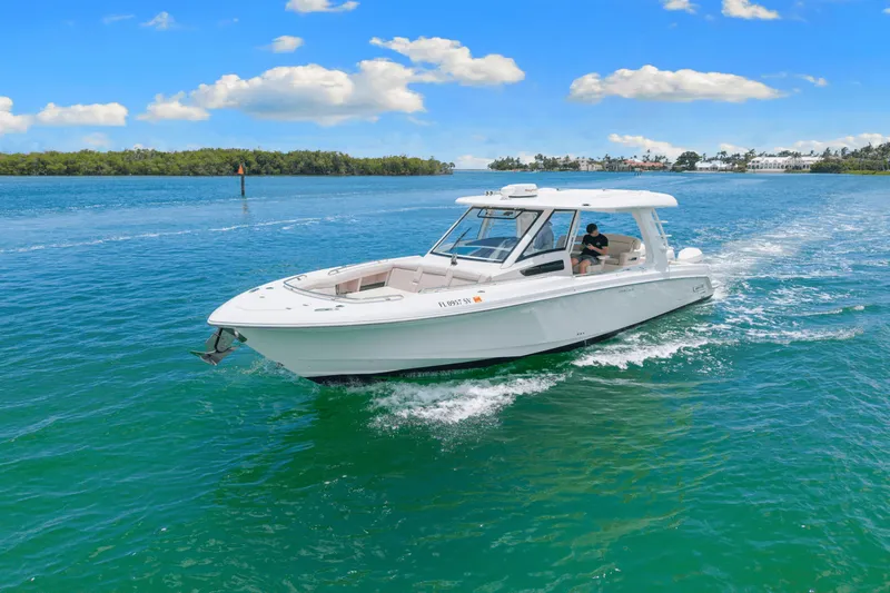 Slide: The Image of Boston Whaler 350 REALM 2021 - 10