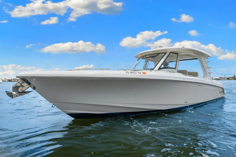 Slide: The Image of Boston Whaler 350 REALM 2021 - 11