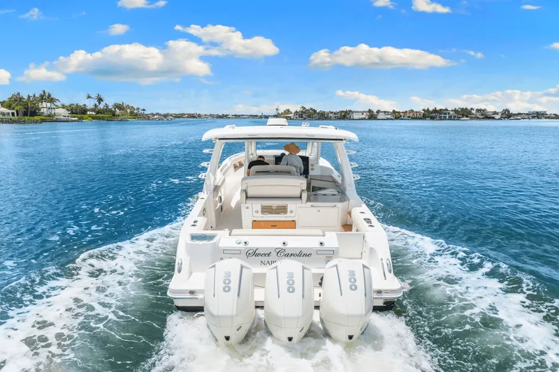 Slide: The Image of Boston Whaler 350 REALM 2021 - 17
