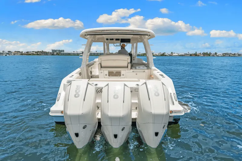 Slide: The Image of Boston Whaler 350 REALM 2021 - 18