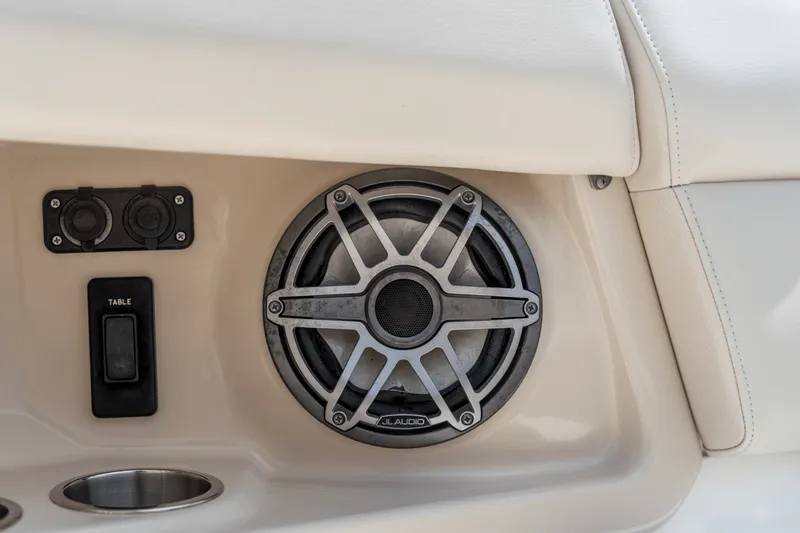 Slide: The Image of Boston Whaler 350 REALM 2021 - 24