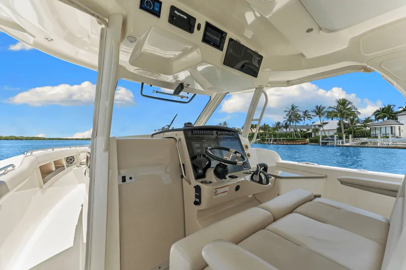 Slide: The Image of Boston Whaler 350 REALM 2021 - 26