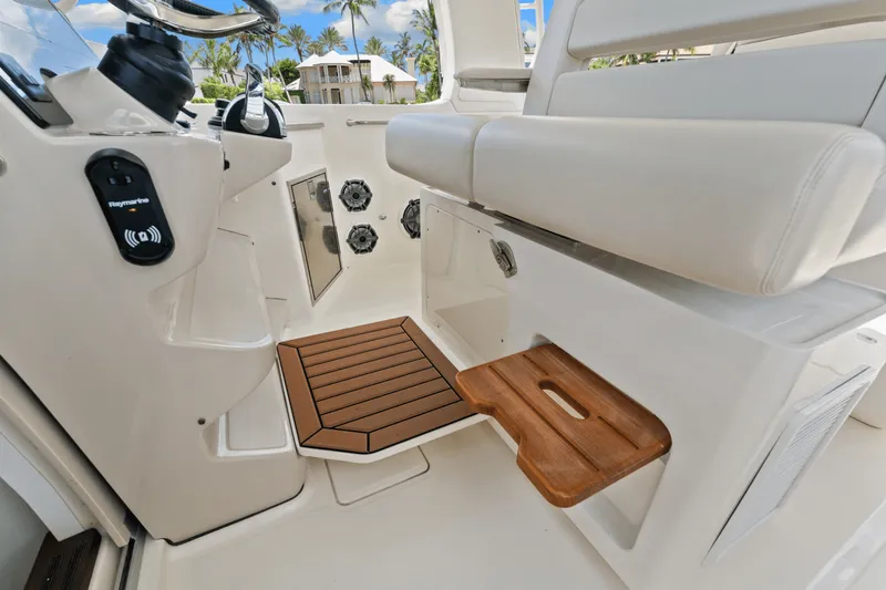 Slide: The Image of Boston Whaler 350 REALM 2021 - 27