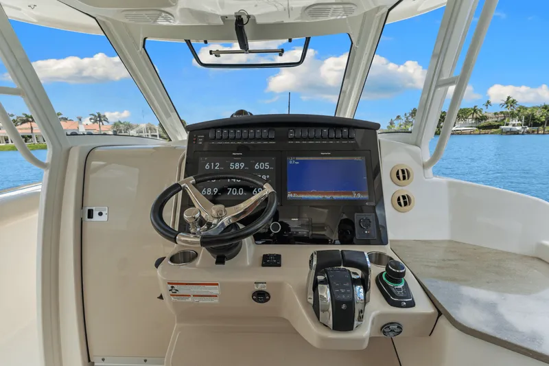 Slide: The Image of Boston Whaler 350 REALM 2021 - 28