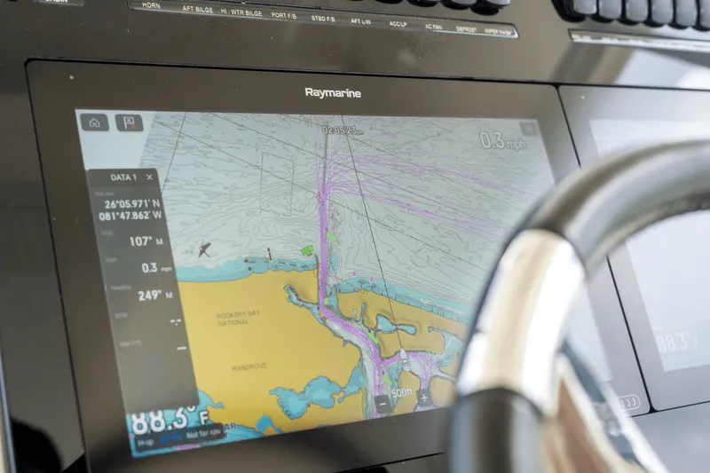 Slide: The Image of Boston Whaler 350 REALM 2021 - 29