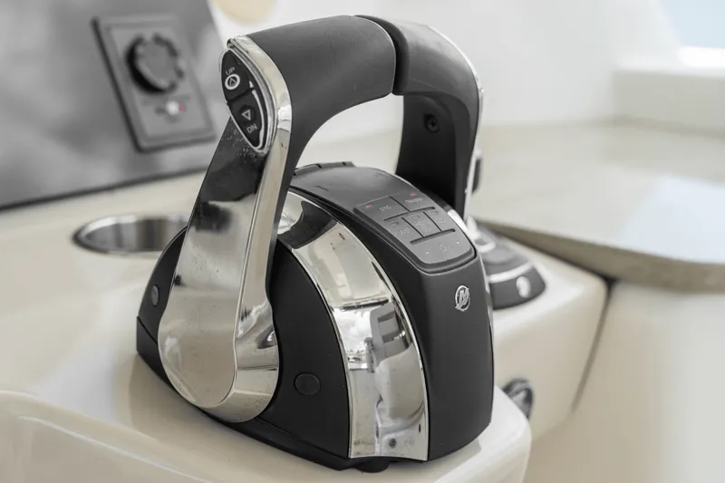 Slide: The Image of Boston Whaler 350 REALM 2021 - 30