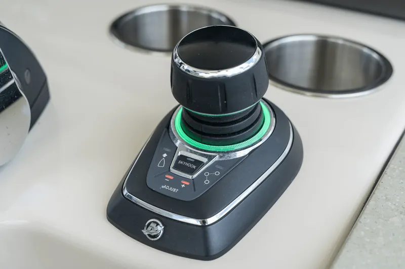 Slide: The Image of Boston Whaler 350 REALM 2021 - 31