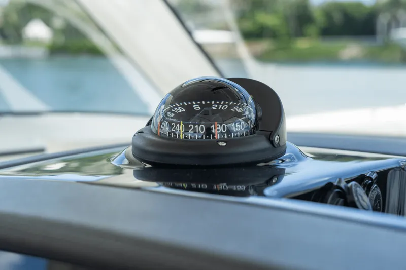 Slide: The Image of Boston Whaler 350 REALM 2021 - 32