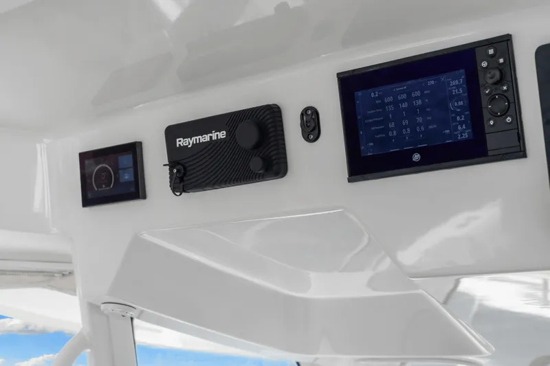 Slide: The Image of Boston Whaler 350 REALM 2021 - 33