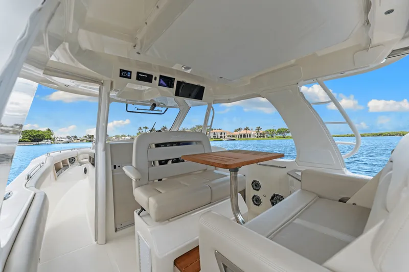 Slide: The Image of Boston Whaler 350 REALM 2021 - 35