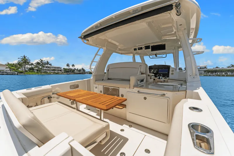 Slide: The Image of Boston Whaler 350 REALM 2021 - 36