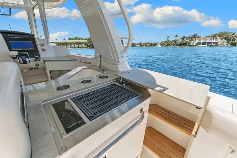 Slide: The Image of Boston Whaler 350 REALM 2021 - 37