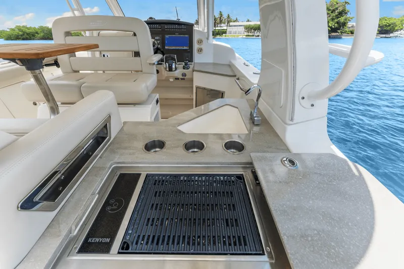 Slide: The Image of Boston Whaler 350 REALM 2021 - 38