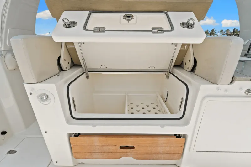 Slide: The Image of Boston Whaler 350 REALM 2021 - 39