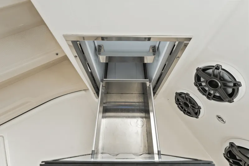 Slide: The Image of Boston Whaler 350 REALM 2021 - 40