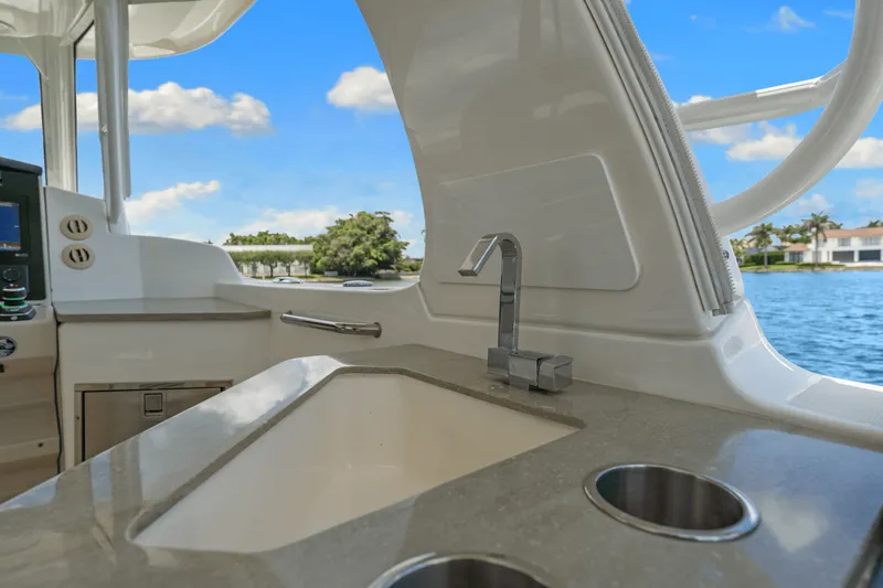 Slide: The Image of Boston Whaler 350 REALM 2021 - 41