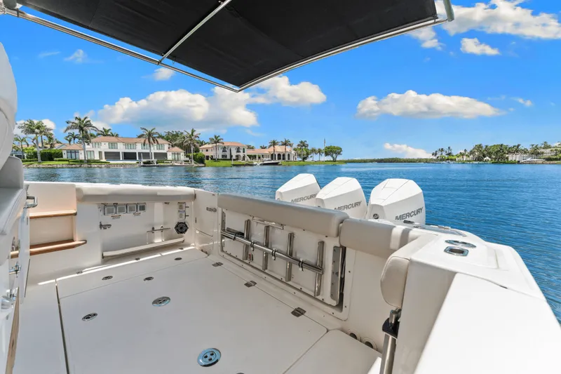 Slide: The Image of Boston Whaler 350 REALM 2021 - 42