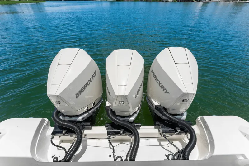 Slide: The Image of Boston Whaler 350 REALM 2021 - 47