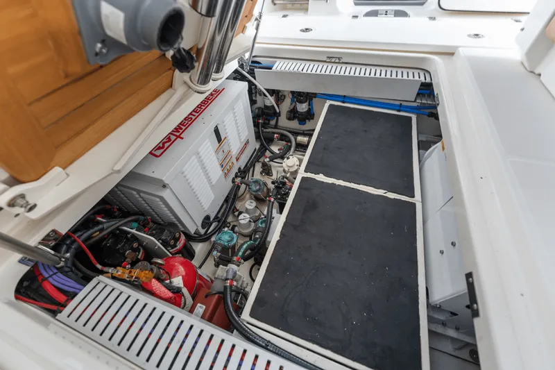 Slide: The Image of Boston Whaler 350 REALM 2021 - 48