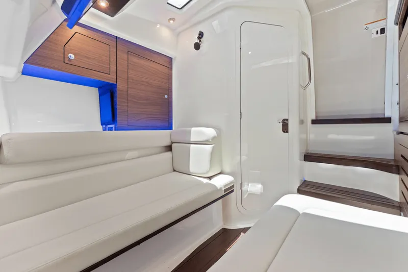 Slide: The Image of Boston Whaler 350 REALM 2021 - 51