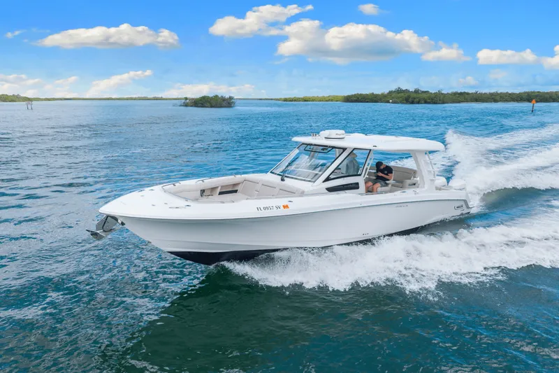 Slide: The Image of Boston Whaler 350 REALM 2021 - 9