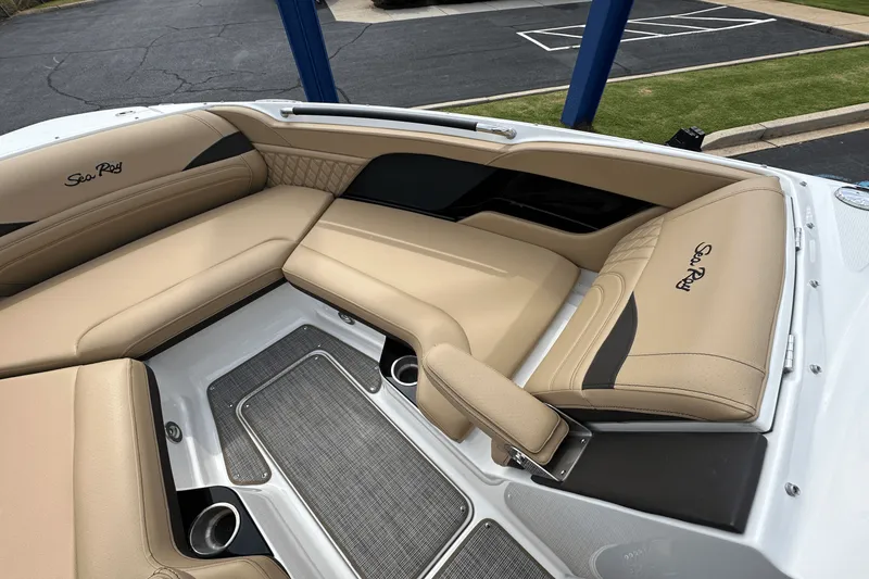 Slide: The Image of Sea Ray SLX 260 2026 - 16