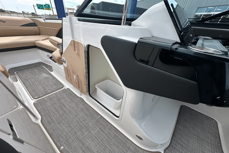 Slide: The Image of Sea Ray SLX 260 2026 - 18