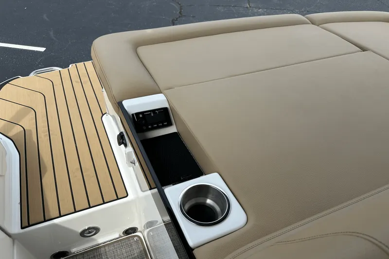 Slide: The Image of Sea Ray SLX 260 2026 - 8