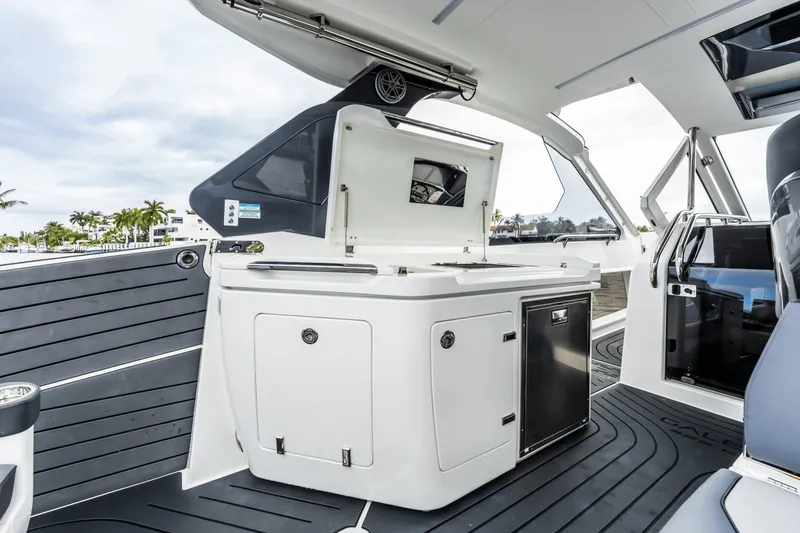 Slide: The Image of Galeon 325 GTO 2023 - 12