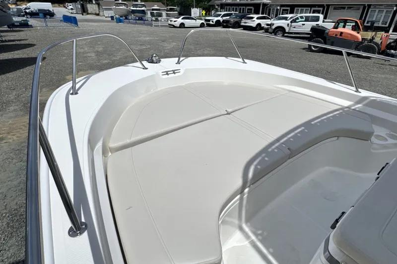 Slide: The Image of Boston Whaler 190 Montauk 2026 - 23