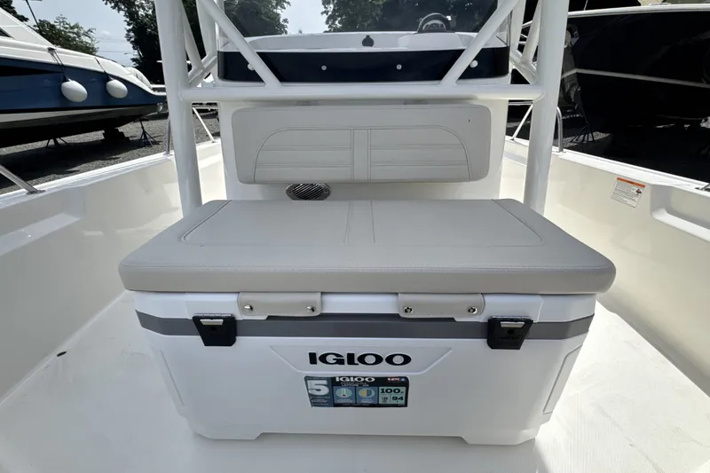 Slide: The Image of Boston Whaler 190 Montauk 2026 - 19