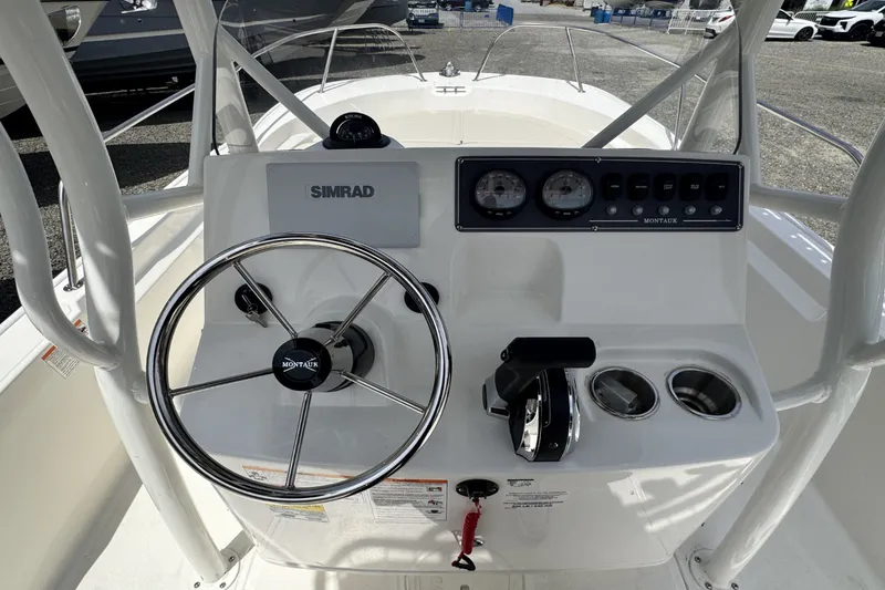 Slide: The Image of Boston Whaler 190 Montauk 2026 - 12