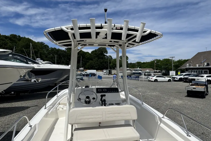 Slide: The Image of Boston Whaler 190 Montauk 2026 - 6