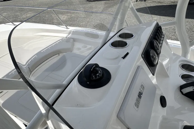 Slide: The Image of Boston Whaler 190 Montauk 2026 - 17